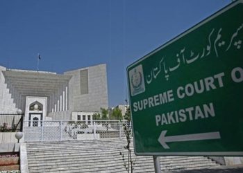آئینی بینچ نے فوجی عدالتوں میں سویلینز کے ٹرائل روکنے سے متعلق کیس کی سماعت مؤخر کرنے کی درخواست پر سماعت کی