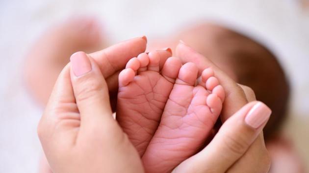 معاشی مجبوری یا سنگدلی؟ ماں نے نومولود کو بیچ دیا