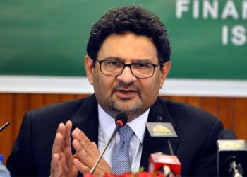 مولانا فضل الرحمان ملک کے بڑے سیاستدانوں میں شامل ہیں: مفتاح اسماعیل