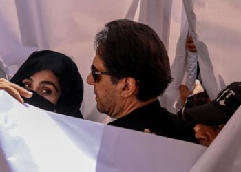 190 ملین پاؤنڈز کیس میں عمران خان کو 14، بشریٰ بی بی کو 7 سال قید کی سزاسنا دی گئی