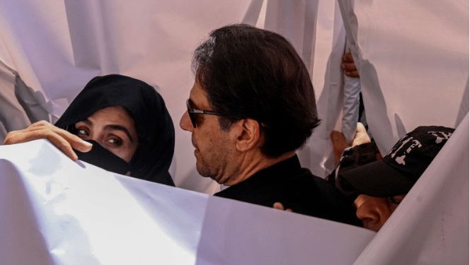 190 ملین پاؤنڈز کیس میں عمران خان کو 14، بشریٰ بی بی کو 7 سال قید کی سزاسنا دی گئی