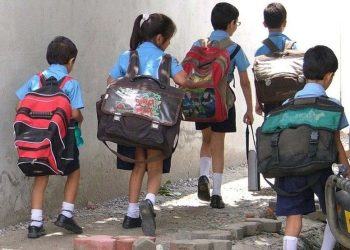 بھاری بیگ اسکول لے کر جانے والے بچوں کو کن مسائل کا سامنا ہو سکتا ہے؟