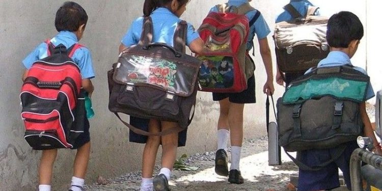 بھاری بیگ اسکول لے کر جانے والے بچوں کو کن مسائل کا سامنا ہو سکتا ہے؟