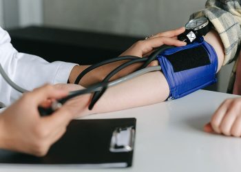 شور شرابے والے ماحول میں بلڈ پریشر چیک کرنا کتنا درست؟