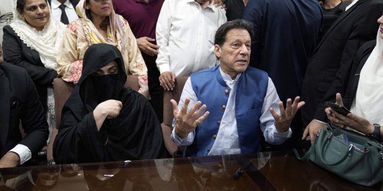 عمران خان اور بشریٰ بی بی کے خلاف ریفرنس پر فیصلہ 13 جنوری کو ہوگا