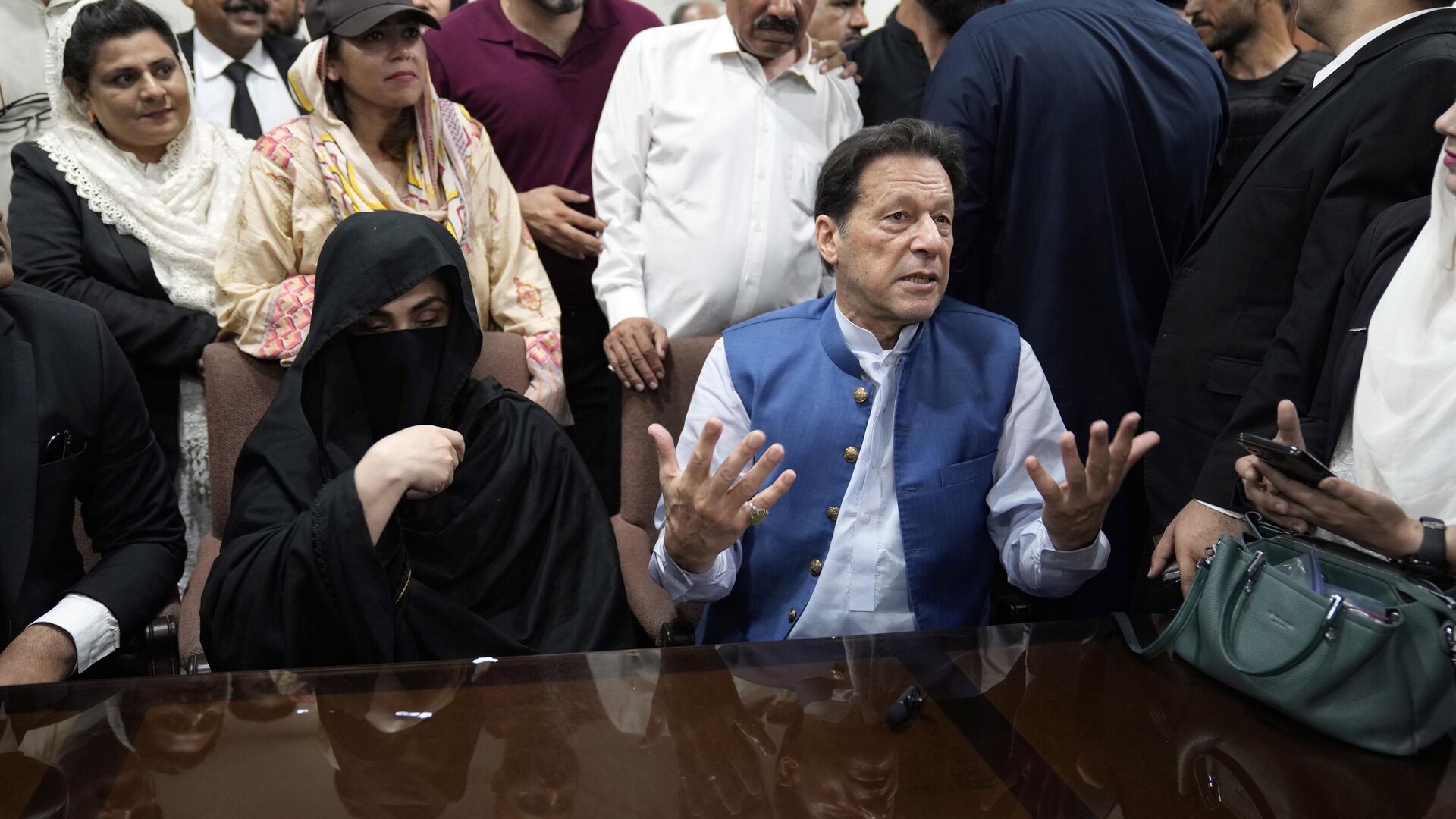 عمران خان اور بشریٰ بی بی کے خلاف ریفرنس پر فیصلہ 13 جنوری کو ہوگا