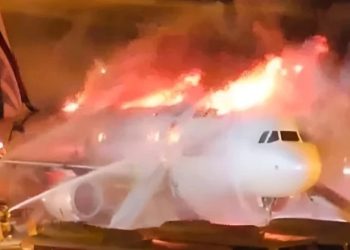 مسافر طیارے میں اچانک خوفناک آگ لگ گئی،176 مسافر سوار تھے