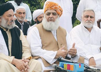 مولانا فضل الرحمٰن کی پی ٹی آئی کی حکومت سے بات چیت کی پالیسی پر تنقید