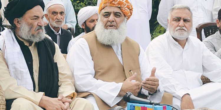 مولانا فضل الرحمٰن کی پی ٹی آئی کی حکومت سے بات چیت کی پالیسی پر تنقید