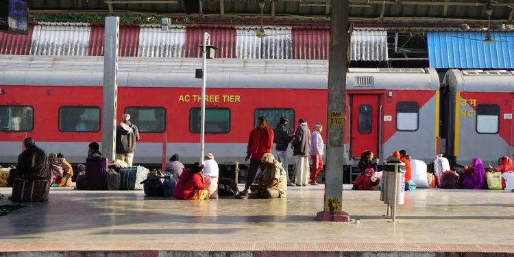 ٹرین سے چادریں اور تولیے چوری کرنے والے رنگے ہاتھوں گرفتار، ویڈیو وائرل