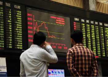 Px11-013
KARACHI: Feb11  Brokers look at digital screen during bearish trend at Karachi Stock Exchange.
ONLINE PHOTO by Sabir Mazhar