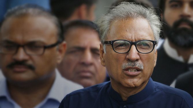 Pakistan Tehreek-i-Insaf party candidate Arif Alvi (C) walks back with party leaders after submitting papers for the presidential election outside the high court building in Islamabad on August 27, 2018. Pakistan will hold presidential elections on September 4. / AFP / FAROOQ NAEEM